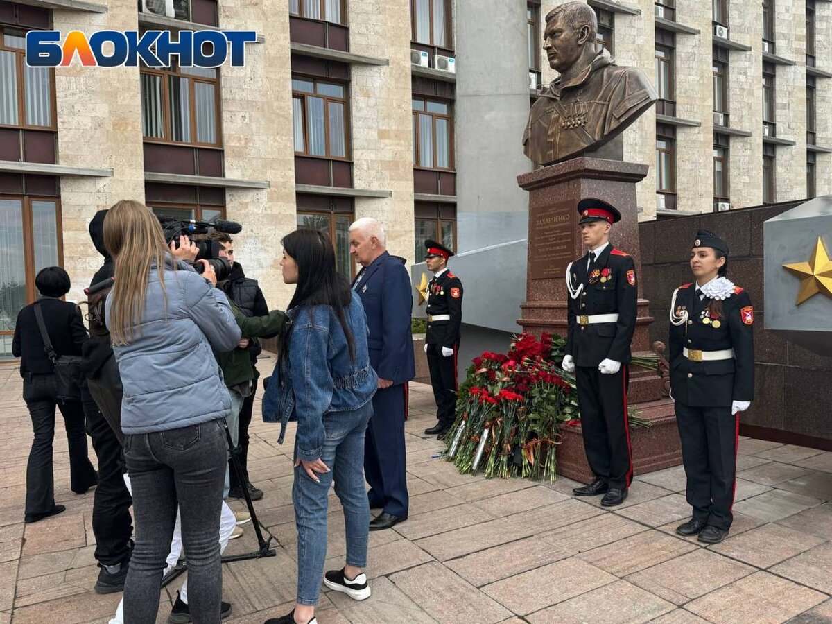 Батя всегда с нами: в центре Донецка торжественно открыли памятник-бюст  первого главы ДНР Александра Захарченко | Блокнот Донецк | Дзен