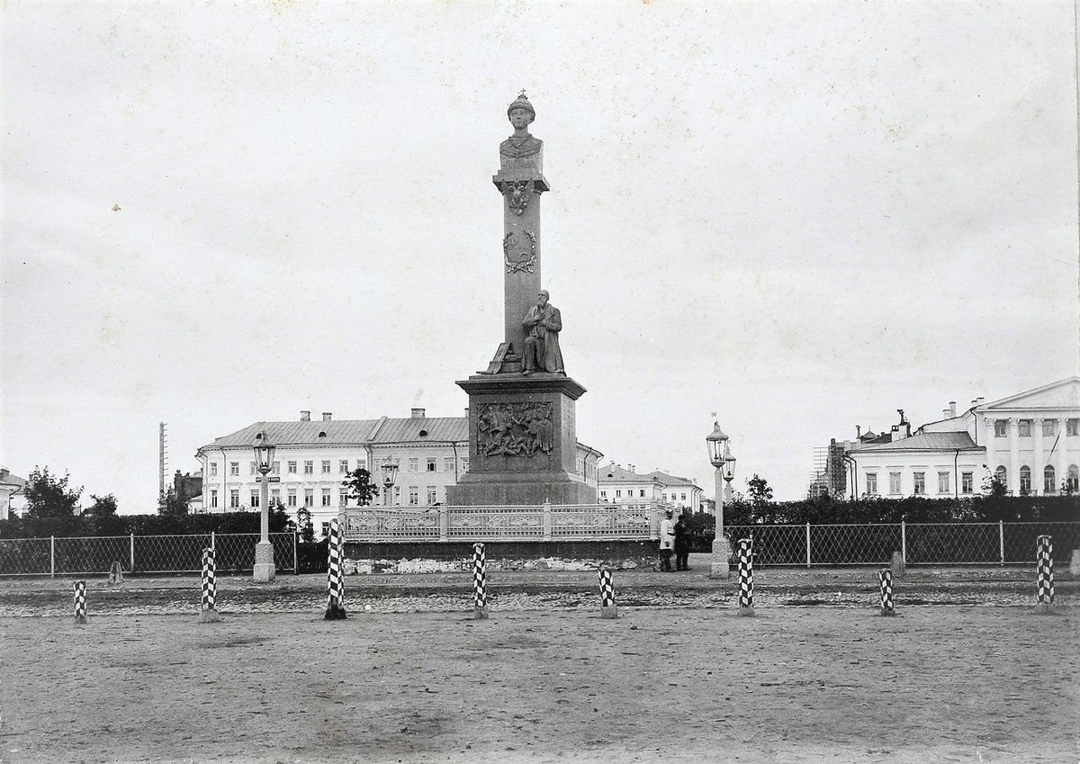 Памятник царю Михаилу Фёдоровичу и крестьянину Ивану Сусанину на Сусанинской площади в Костроме.