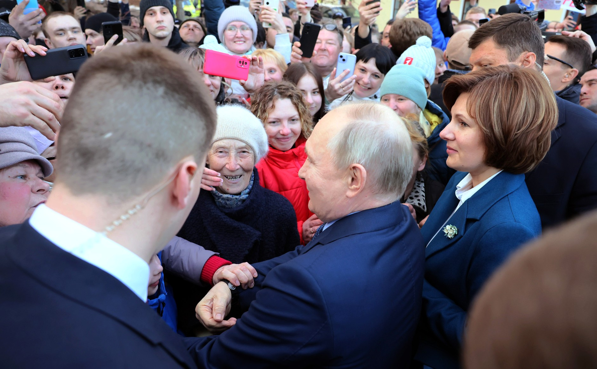 Владимир Путин прибыл в Торжок, где пообщался с местными жителями. Источник изображения: сайт http://putin.kremlin.ru/