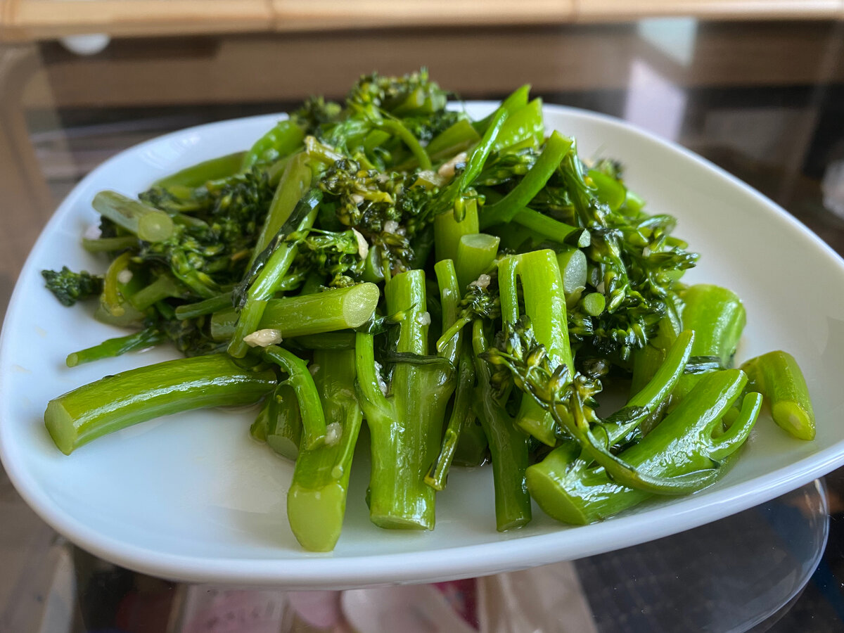 Брокколи с чесноком и перцем чили