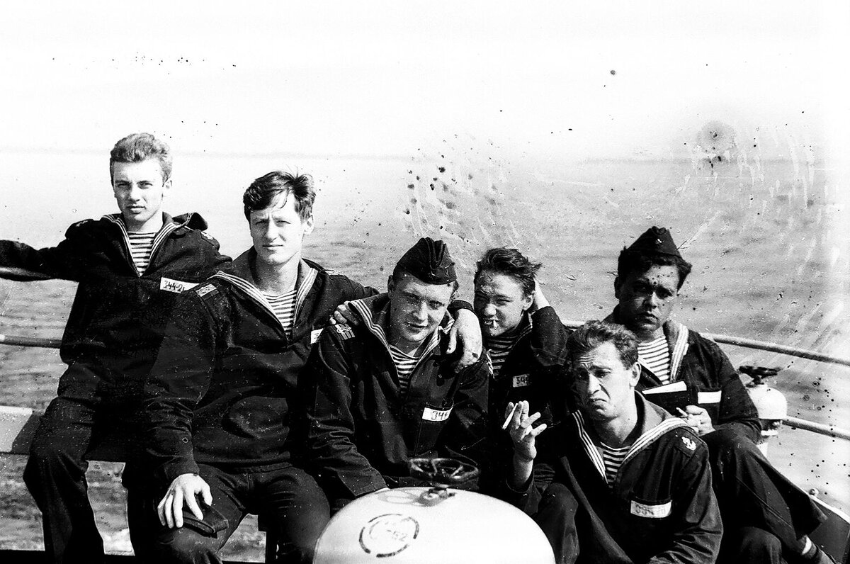 Готовимся к выходу... Ё-моё. Фото из личных архивов однокашников.