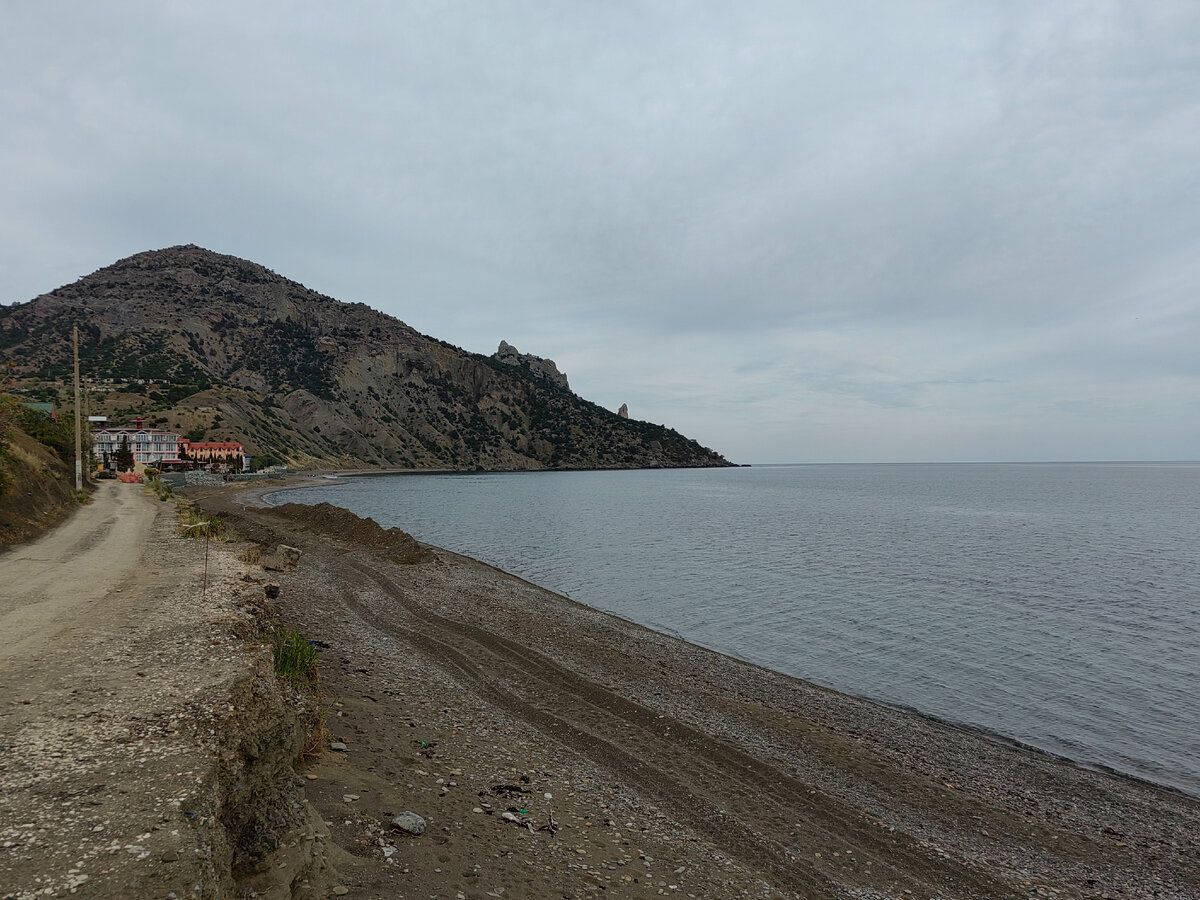 Веселовский пляж. Восточная часть бухты. За склоном виден торчащий зубец новосветовской скалы Носорог
