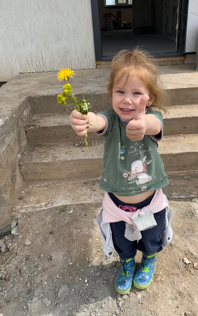 Настя собрала первый «букет» с участка