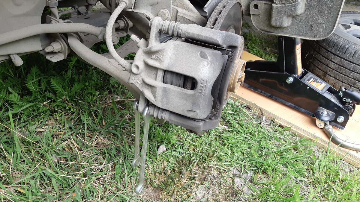 Наружный ключ на 13, внутренним держим от проворачивания, ключ на 15.