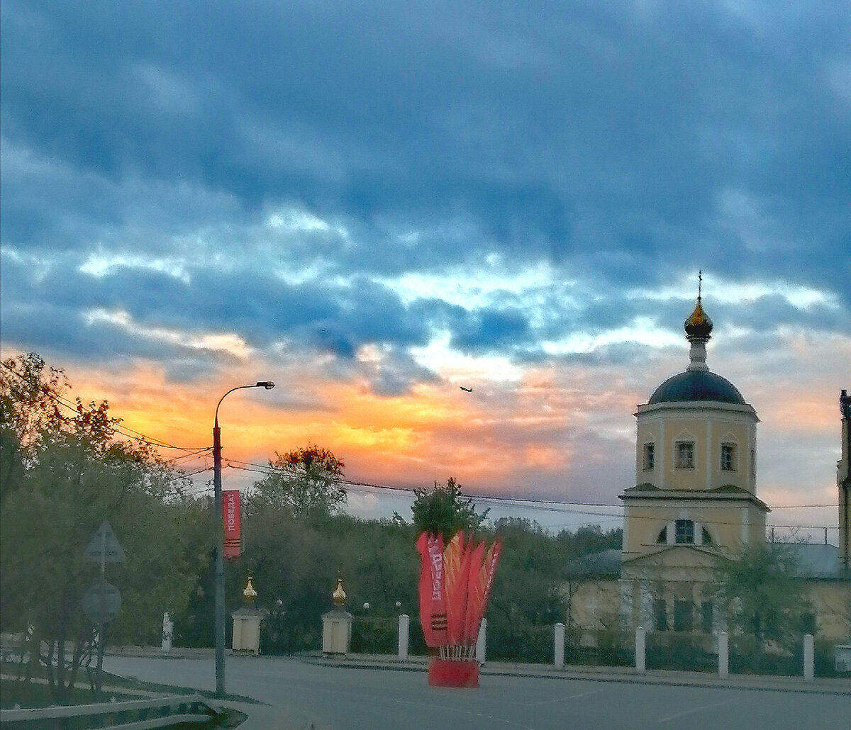 Наш дом прямо за церковью