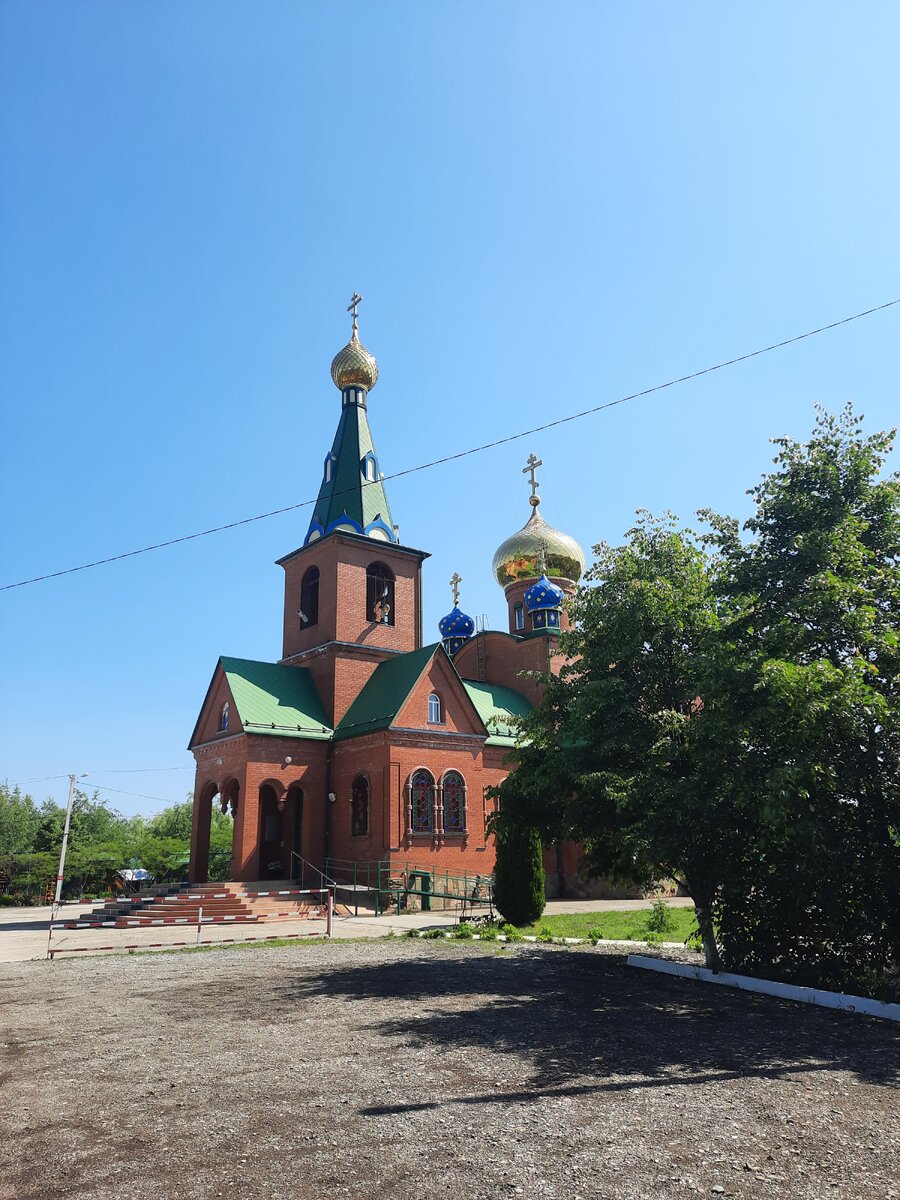 На территории храма имеется пруд с черепахами, утки, фазаны, декоративные курочки, детская площадка- чудесное место.
