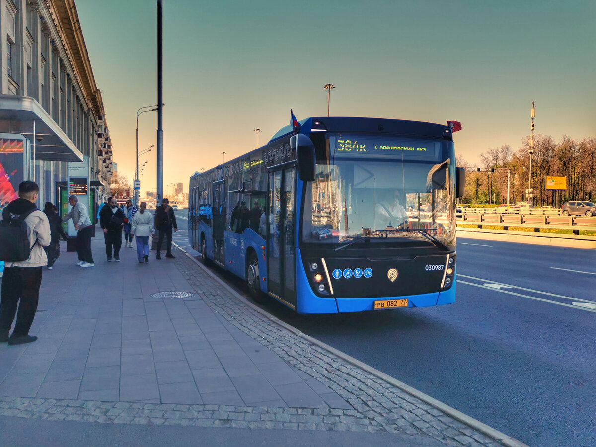 Дальше я оказался на остановке "Метро "Динамо"" и решил здесь подождать электробус маршрута № т65. Пока ждал - фотографировал. Вот автобус 030987 НефАЗ-5299-40-52 на маршруте № 384к. Ленинградский проспект.