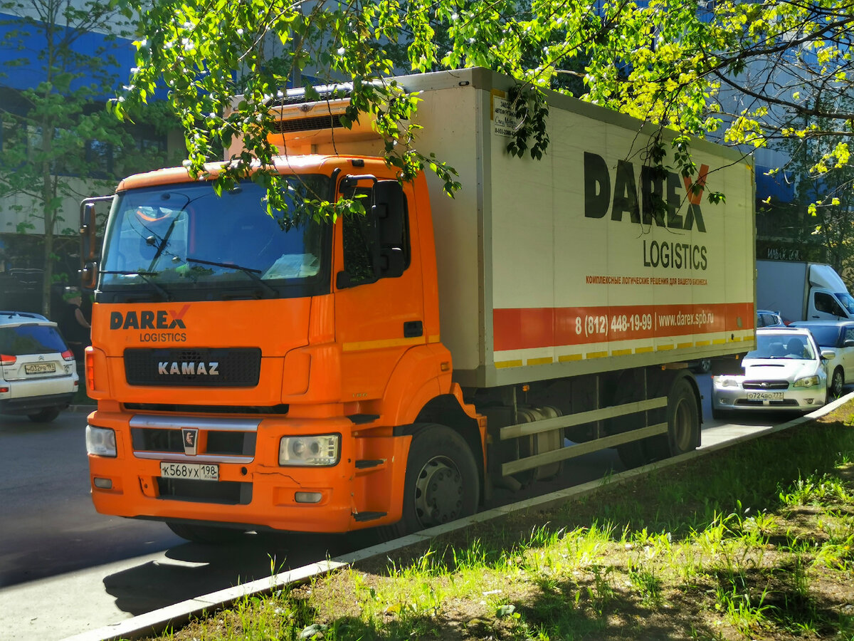 Авторефрежиратор 38784-0000010-52 на шасси КамАЗ-5325. С этого началась моя фотопрогулка. Проезд между улицами Маршала Бирюзова и Маршала Рыбалко.