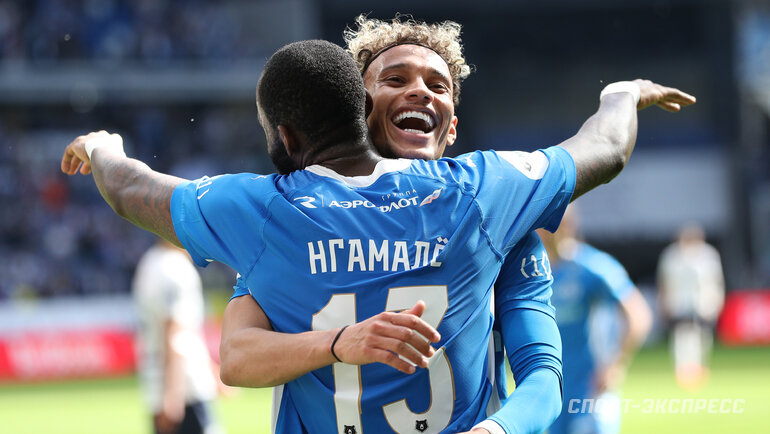    18 мая. Футболисты «Динамо» Бителло и Муми Нгамале празднуют гол в ворота «Крыльев Советов» (4:1).Александр Федоров
