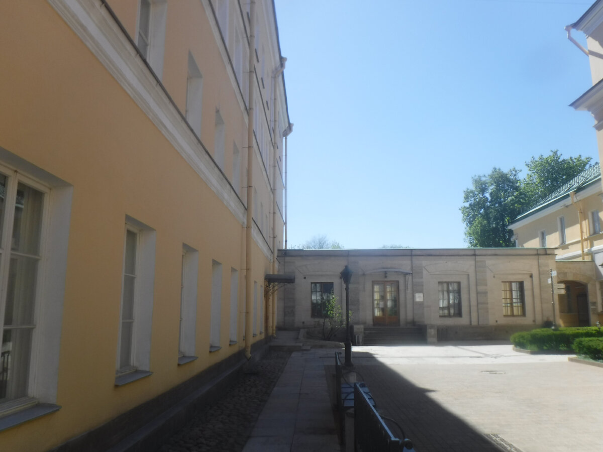 Во дворе. Оранжерея и гостевой дом. Здесь сейчас гостиница