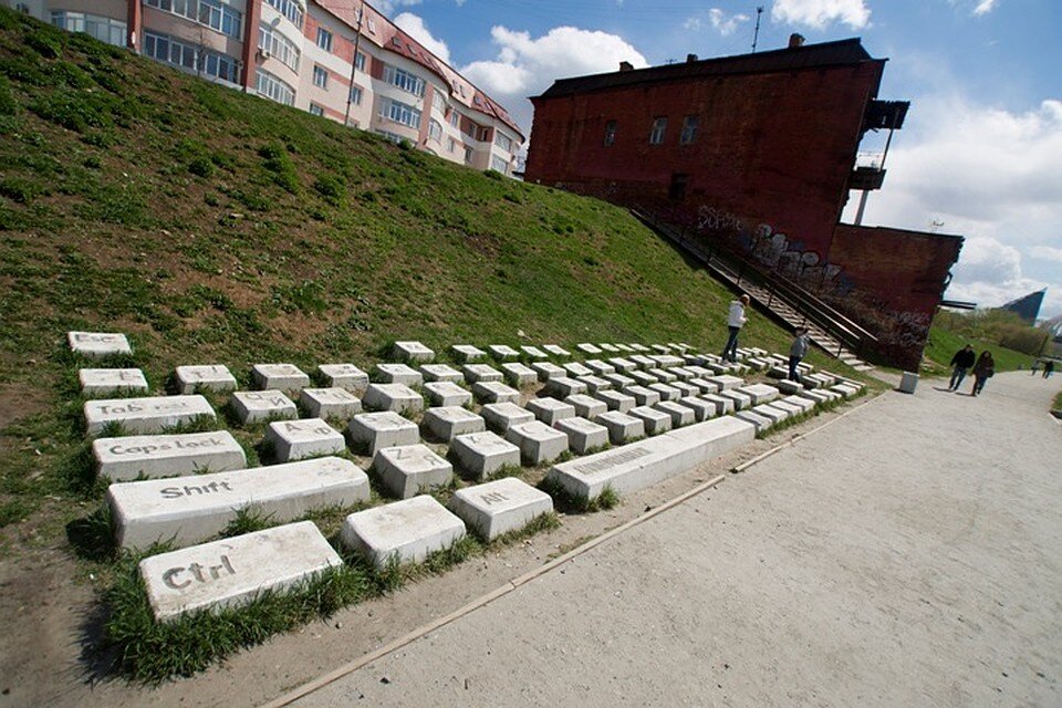 Екатеринбург, памятник клавиатуре
По сути, это точная копия компьютерной клавиатуры в масштабе 30:1 с раскладкой QWERTY