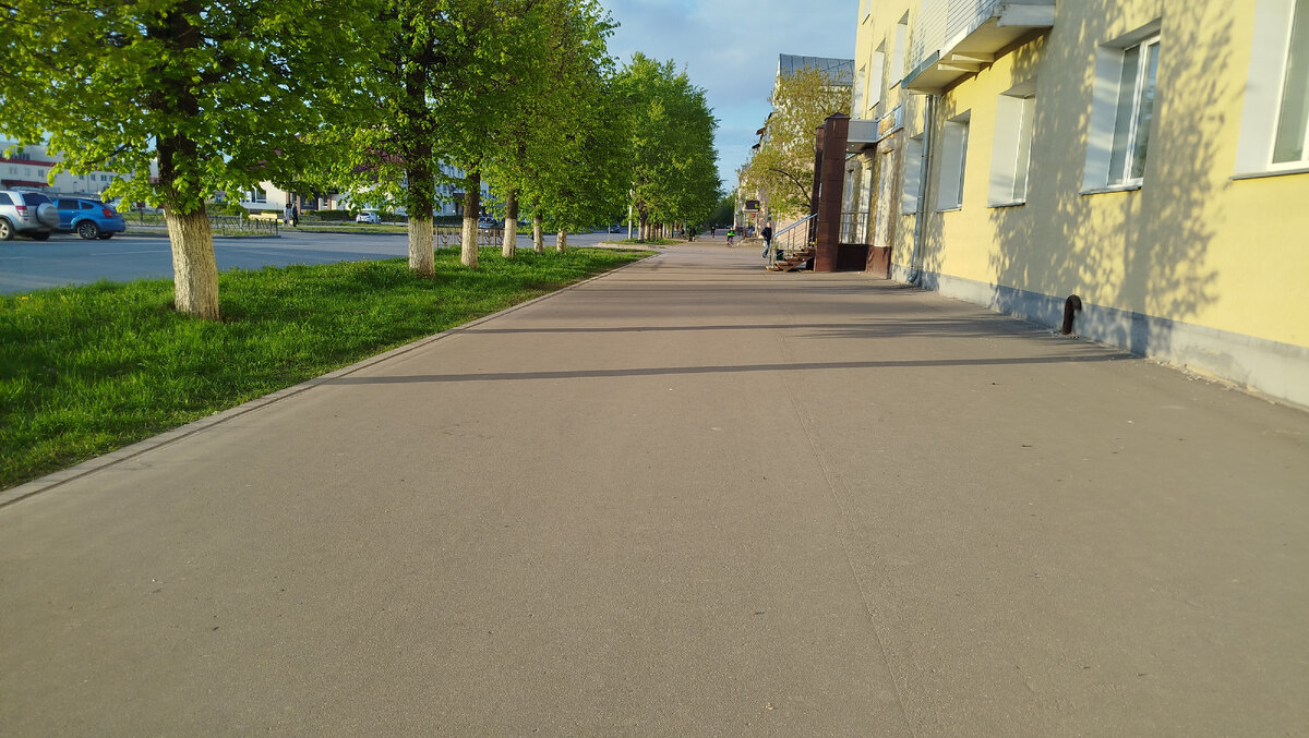 Улица, по которой я хожу очень часто. Как замечательно, что пару лет назад на ней обновили тротуар, раньше такого баловства у нас тут не было, а ямы образовывались прямо в предыдущих ямах.