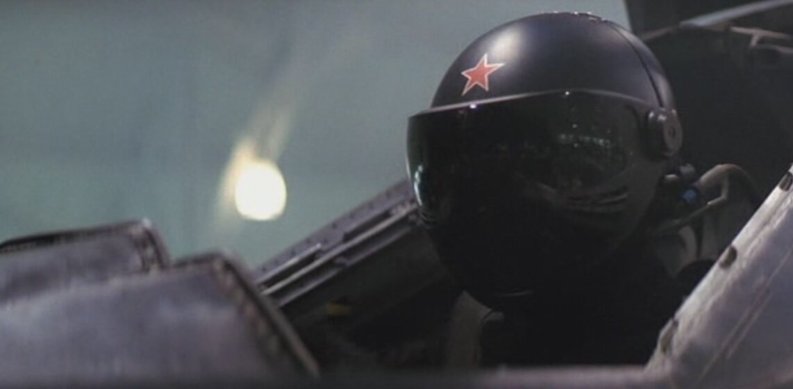 Полковник-шпион Гант надел шлем и угнал самолет. Кадр из фильма