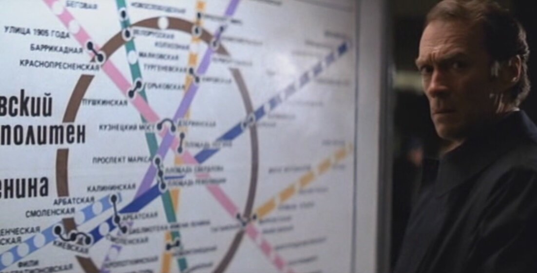 Митчелл Гант (Клинт Иствуд) в качестве шпиона в киношной Москве. Кадр из фильма