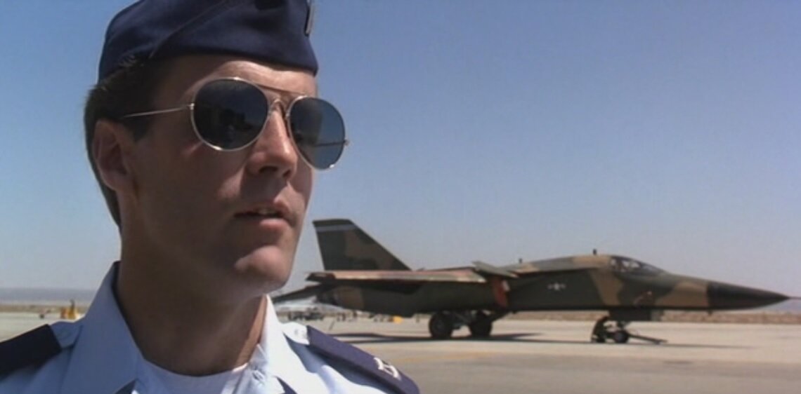 Митчелл Гант (Клинт Иствуд) на обучении летать на F-105. Кадр из фильма