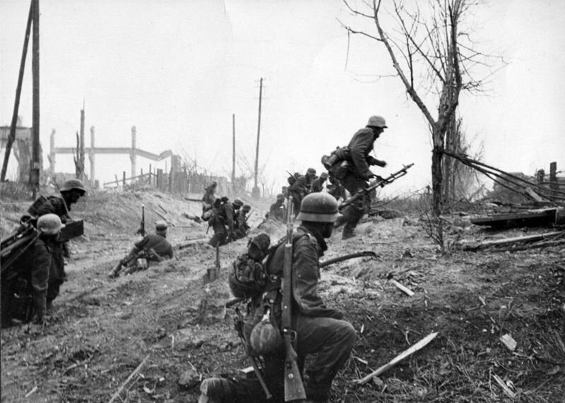 Немецкая пехота перед атакой на советские позиции на окраине Сталинграда.