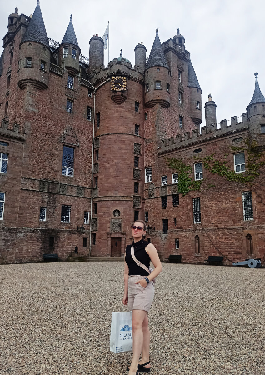 Это я возле замка