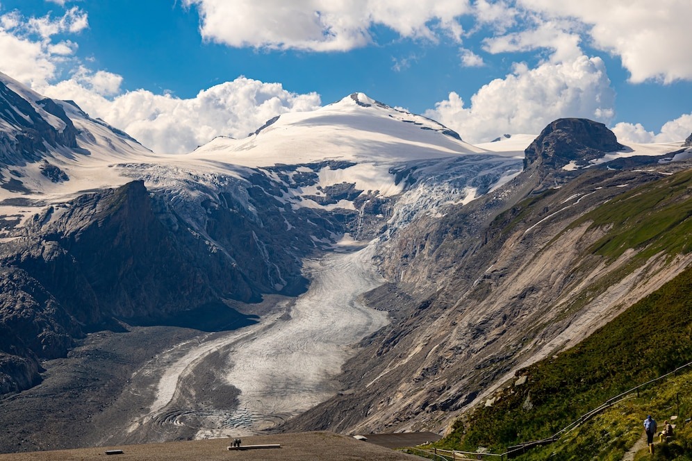 Источник: https://img.freepik.com/free-photo/high-angle-shot-snowy-mountains-cloudy-day_181624-39834.jpg?t=st=1741896413~exp=1741900013~hmac=2f34c72702ffffc9488b9996630334a1a486a117808e98bcd5c4264cf3d1695e&w=996