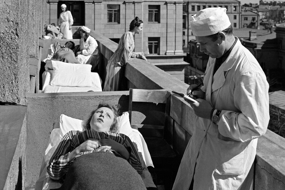    Москва, Новинский бульвар. Пациенты Института курортологии принимают воздушные ванны. 1951 г. / РИА Новости