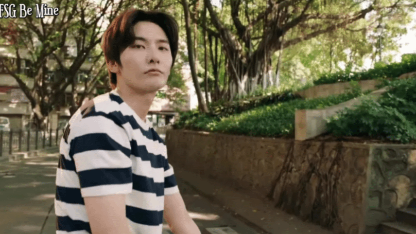 Мальчики по очереди изображают плохишей. Игра типа казаков-разбойников на велосипедах (это гифка, вообще-то, на нее нужно тыкнуть).