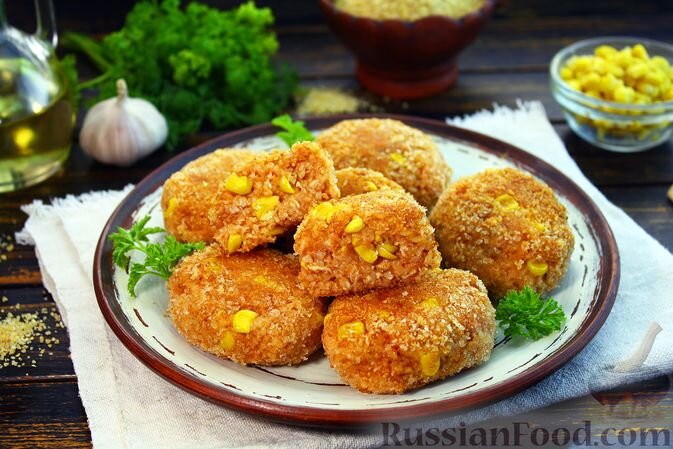 крупа пшеничная, кукуруза консервированная, хлопья овсяные, томатная паста, чеснок, соль, панировочные сухари, масло растительное