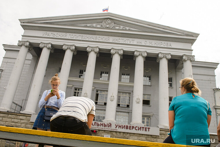 Победители заключительного этапа ВсОШ могут поступить в любой вуз России без сдачи экзаменов. Фото: Владимир Жабриков © URA.RU