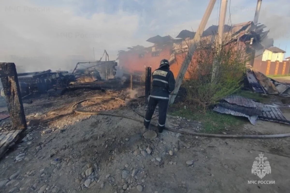    Три частных дома и постройки сгорели в Иркутской области
