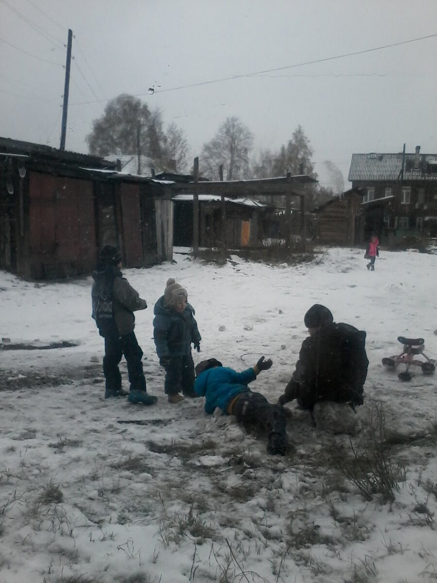 Дети играют во дворе дома