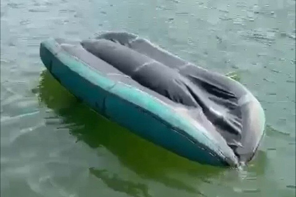    Мужчина не смог выбраться из-под лодки. Фото: принтскрин с видео