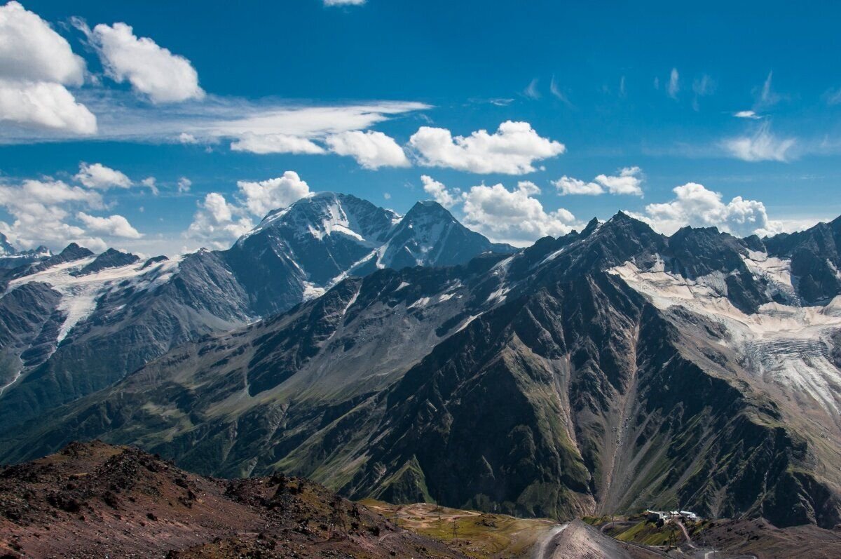 Кавказские горы — это удивительный регион, который привлекает туристов своей красотой и разнообразием. В этой статье мы расскажем о пяти самых красивых вершинах и курортах Кавказа.