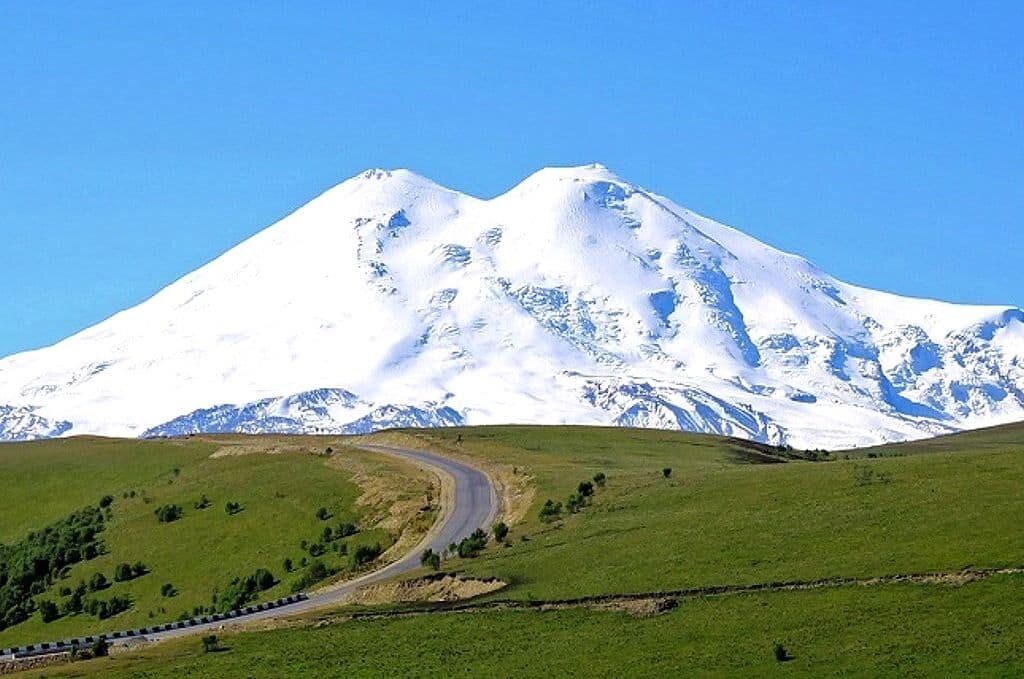 Кавказские горы — это удивительный регион, который привлекает туристов своей красотой и разнообразием. В этой статье мы расскажем о пяти самых красивых вершинах и курортах Кавказа.-2