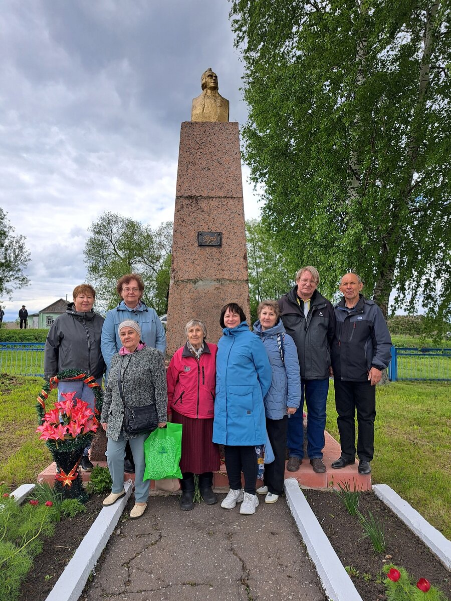 У памятника великому полководцу, нашему земляку