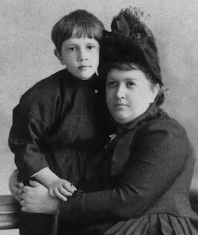 Алексей Толстой с матерью Александрой Леонтьевной Толстой, урожденной Тургеневой