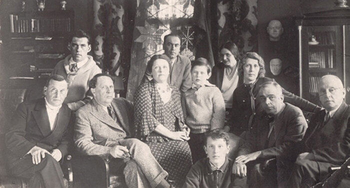 А. Н. Толстой с семьей в Царском Селе