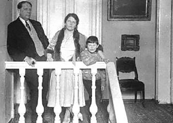 А. Н. Толстой и Наталья Крандиевская с младшим сыном Дмитрием