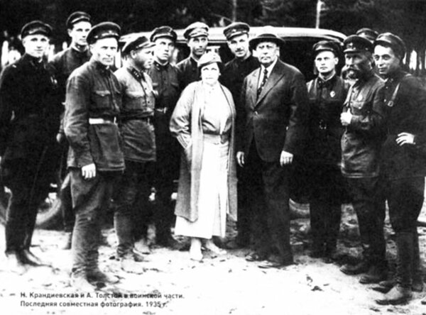 Н. Крандиевская и А. Толстой в воинской части. Последняя совместная фотография. 1935 год