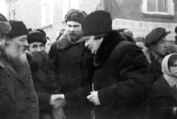 Алексей Толстой на встрече с крестьянами в деревне Едрово Новгородской области во время предвыборной кампании в Верховный Совет СССР