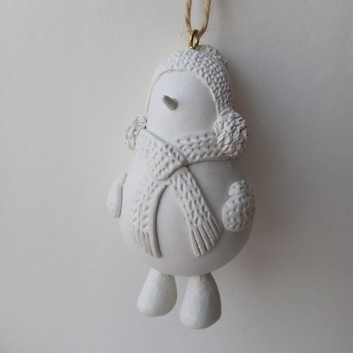 Снеговик из самоотвердевающей полимерной глины. Фигурка готова к окрашиванию. Фото и работа автора