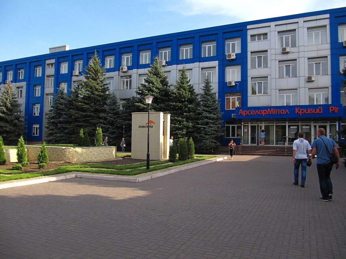    Горно-металлургическое предприятие Украины "АрселорМиттал Кривой Рог"CC BY-SA 4.0 / WDKeeper / Здание отдела кадров АрселорМиттал Кривой Рог