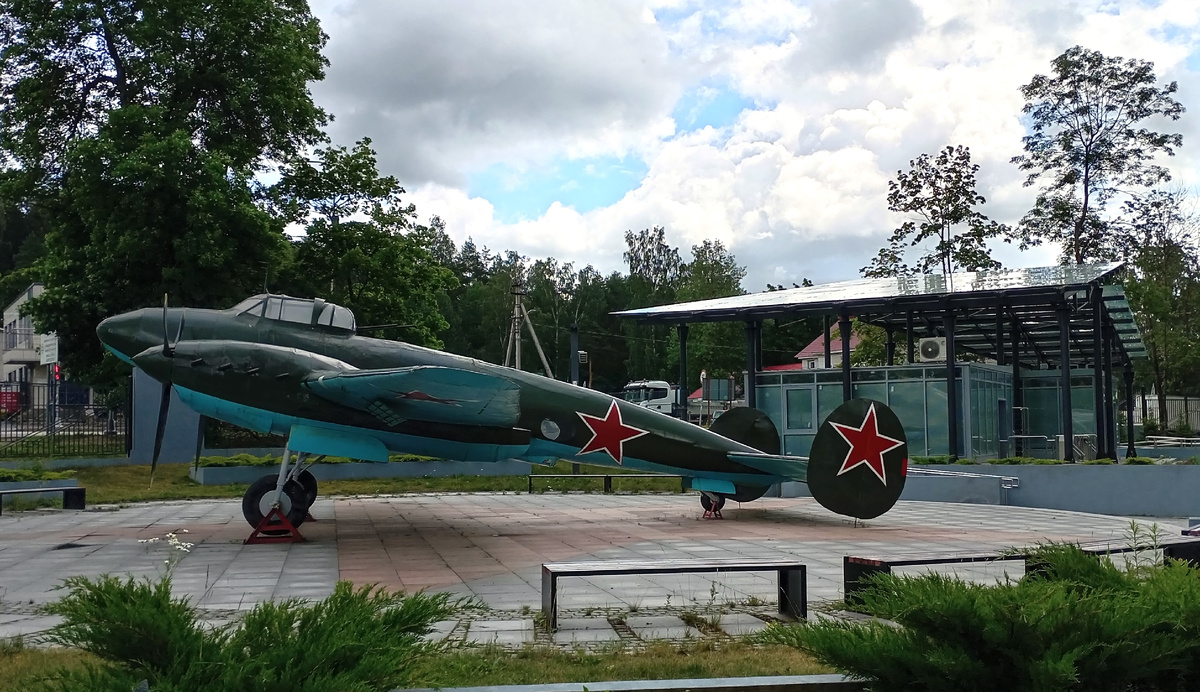 Пикирующий бомбардировщик ПЕ-2