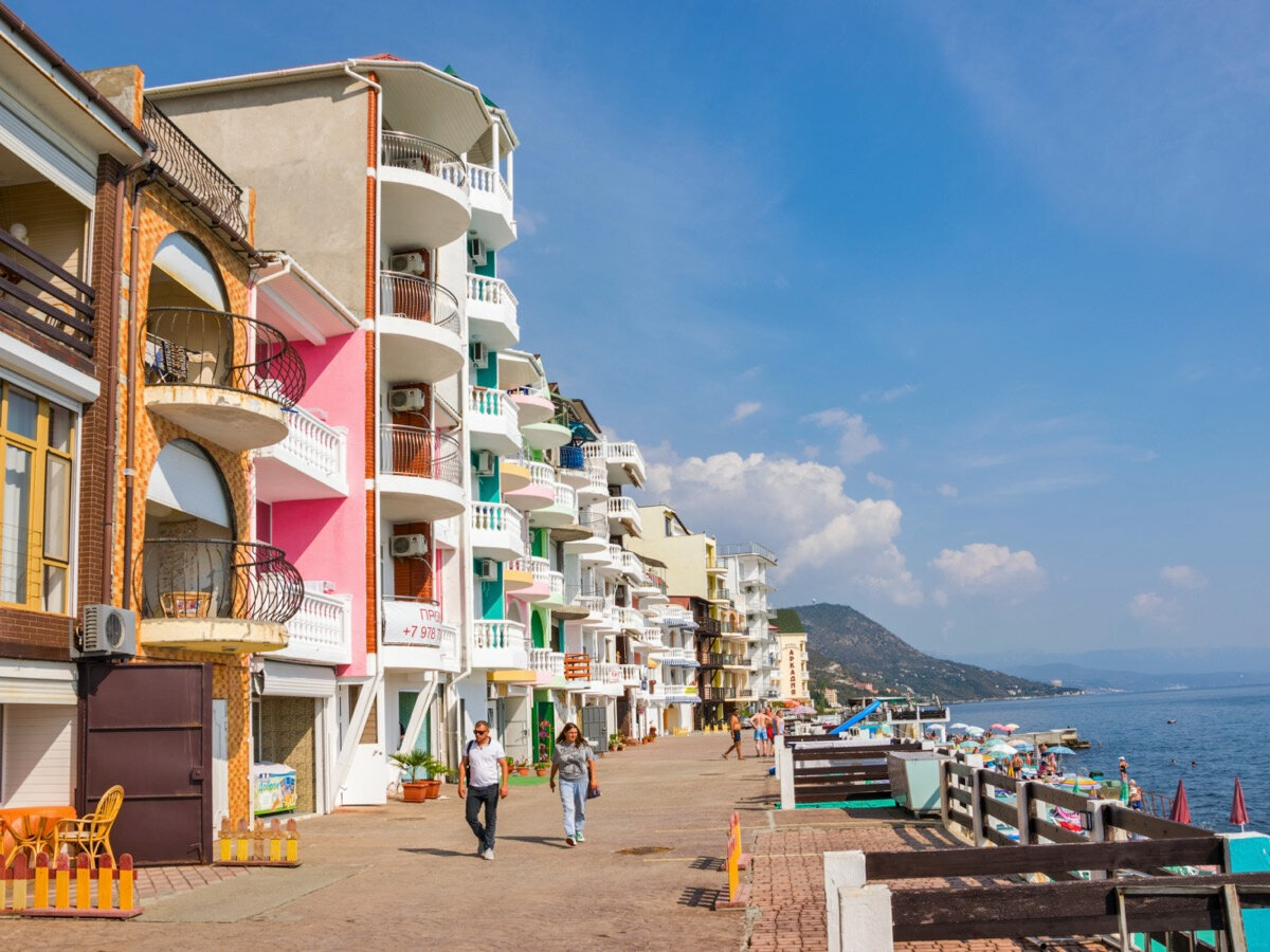 Для прогулок лучше выбирать день, когда небо будет не серым — тогда и цвет моря меняется. А яркие фотографии на фоне синего простора смотрятся просто замечательно. Фото с бесплатного стока, автор Damnikia