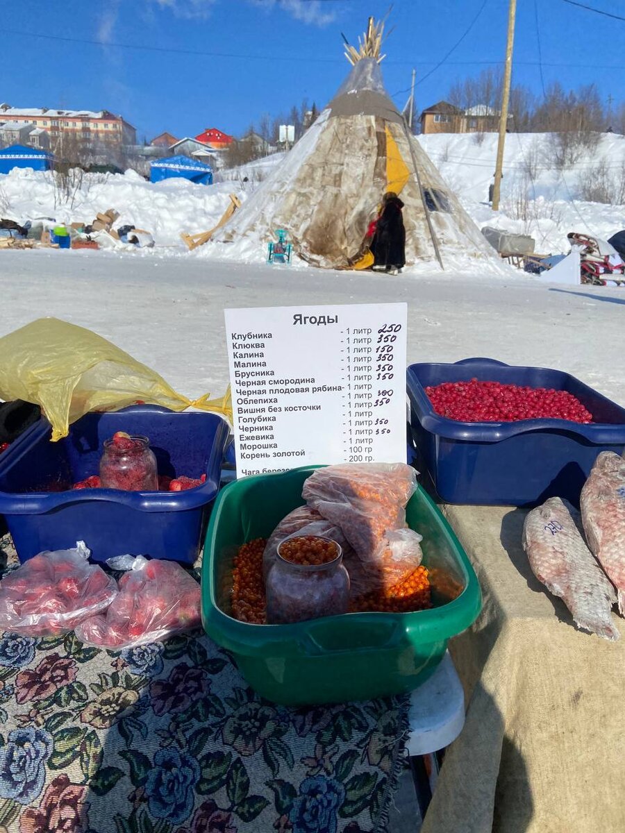 Цены на товары на Дне оленевода в Салехарде. Морошка