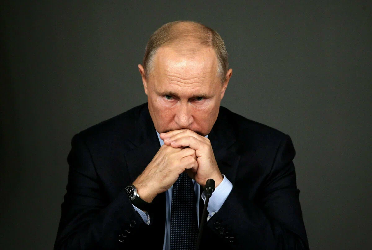 Как ни крути, но Владимир Путин давно же не молодой 48-летний политик, которым когда-то пришел к власти. Незаметно пролетевшие годы состарили нашего президента, и он прекрасно осознает это.