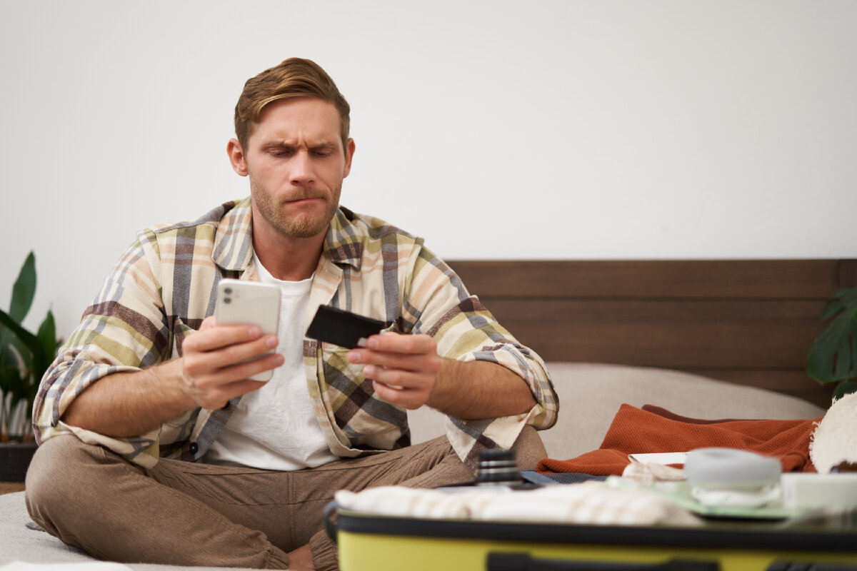 <a href="https://ru.freepik.com/free-photo/portrait-happy-man-suitcase-transferring-money-buying-tickets-online-sitting-bed-with_172722498.htm#fromView=search&page=1&position=27&uuid=b0e61079-f41f-452f-8868-831972708969">Изображение от benzoix на Freepik</a>