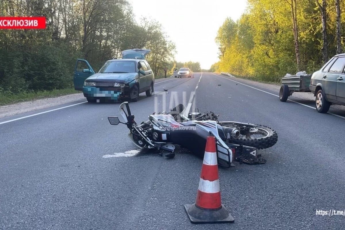    Мотоциклиста увезли в больницу после аварии в Псковском районе