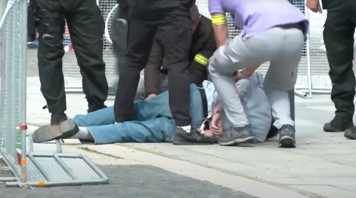 Эдакий образ финала оголтелого неолиберализма. Ставшего едва ли не главным источником зла на планете. Зло будет повержено не сумев довести до конца. 