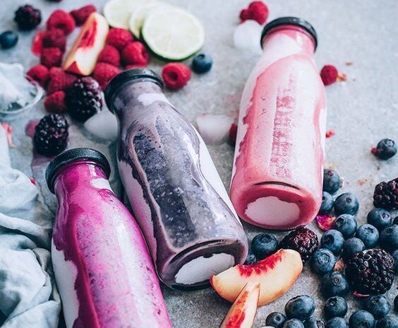 Фото с сайта https://www.theawesomegreen.com/berry-smoothie-recipes-3-ways/