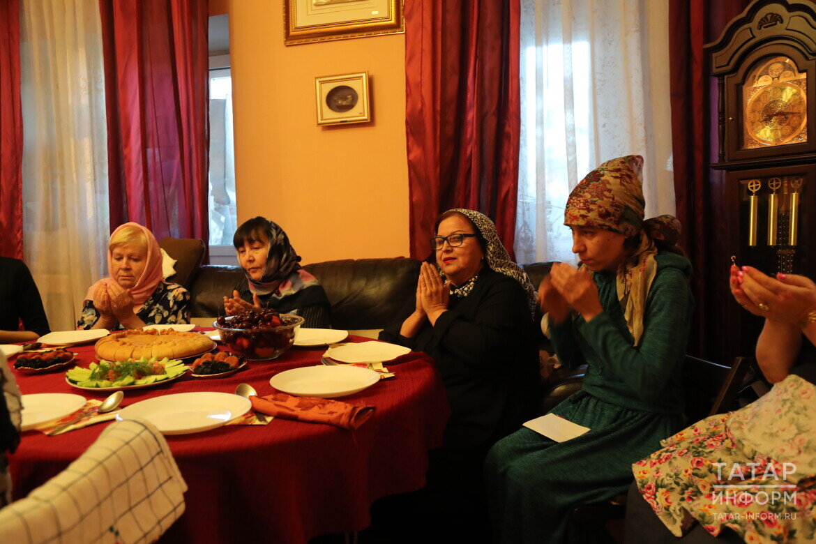 ​В ряде мусульманских стран принято именно в эти дни, то есть на 3, 7, 40-й, собираться, чтобы рассказать гостям о религии, почитать Коран, совершить дуа и вспомнить умершего Фото: © Рамиль Гали / «Татар-информ»