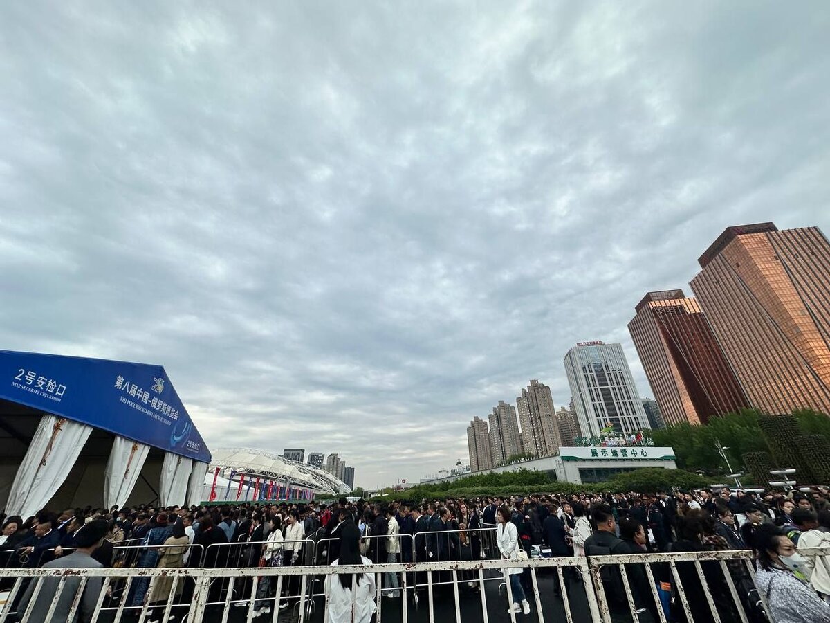 7.30 утра очередь желающих попасть на Российско - Китайский ЭКСПО в Харбине.Хотя выставка откроется для посетителей только в 9.00