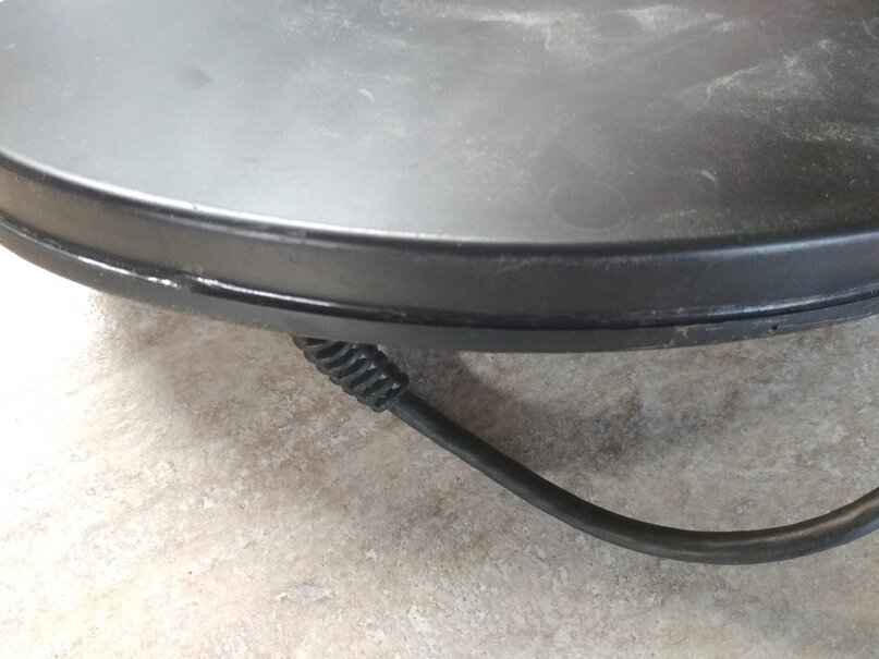 И  так, сама катушка вскрывается очень легко. Корпус состоит из двух  частей. Одна часть входит в другую и по периметру проклеена. Клея не  много, поэтому он прекрасно удаляется моей «шкрябалкой».